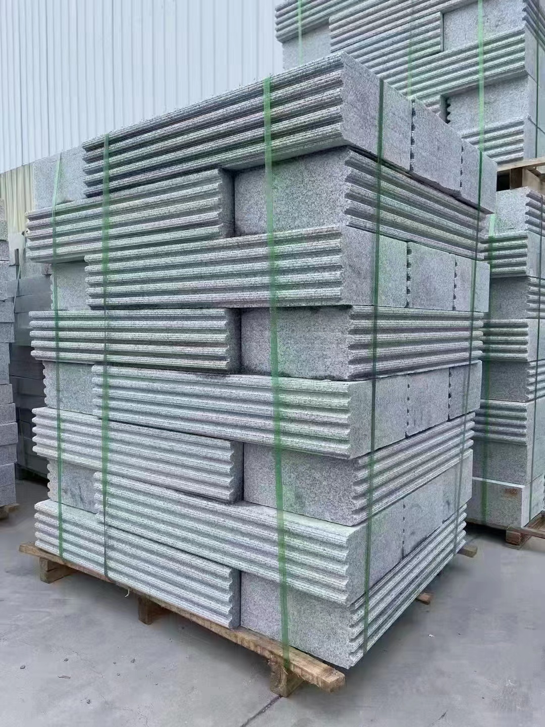 現(xiàn)代人追求的簡(jiǎn)約生活品質(zhì)，離不開(kāi)石材裝飾。(圖1)