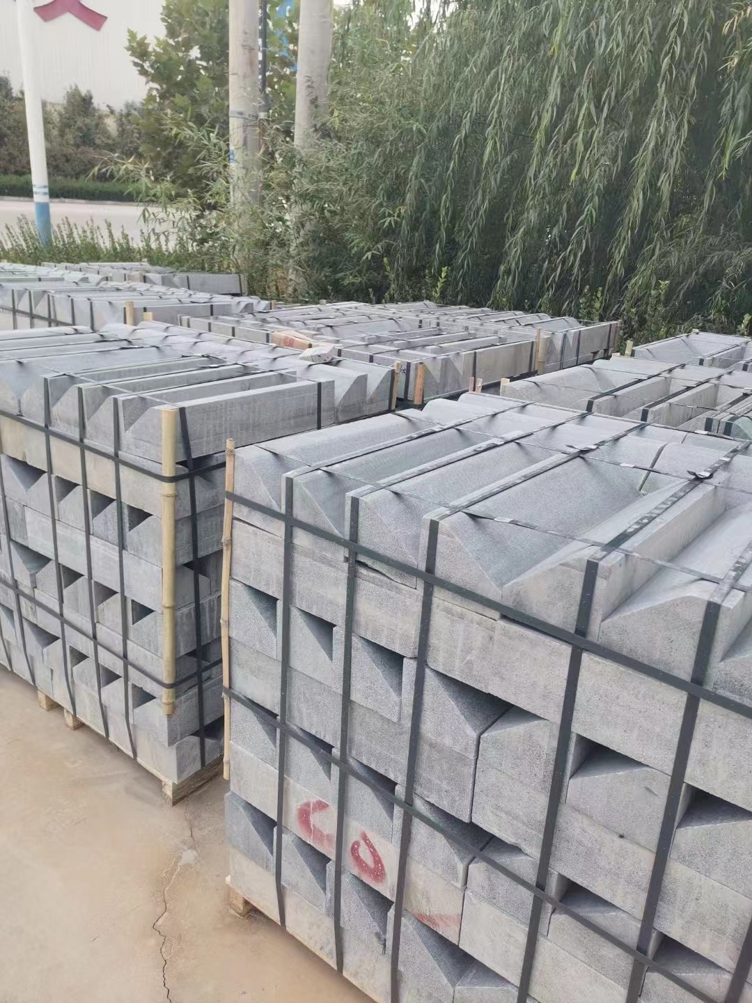 現(xiàn)代人追求的簡(jiǎn)約生活品質(zhì)，離不開(kāi)石材裝飾。(圖3)