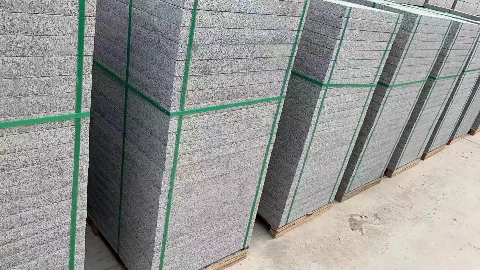 室外芝麻灰石材的多樣化應(yīng)用，助力美化城市景觀(圖1)