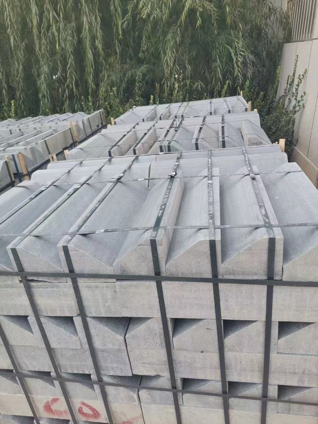 探秘荔枝面芝麻白花崗巖價格背后的品質(zhì)保證與生產(chǎn)工藝(圖1) 探秘荔枝面芝麻白花崗巖價格背后的品質(zhì)保證與生產(chǎn)工藝(圖1)