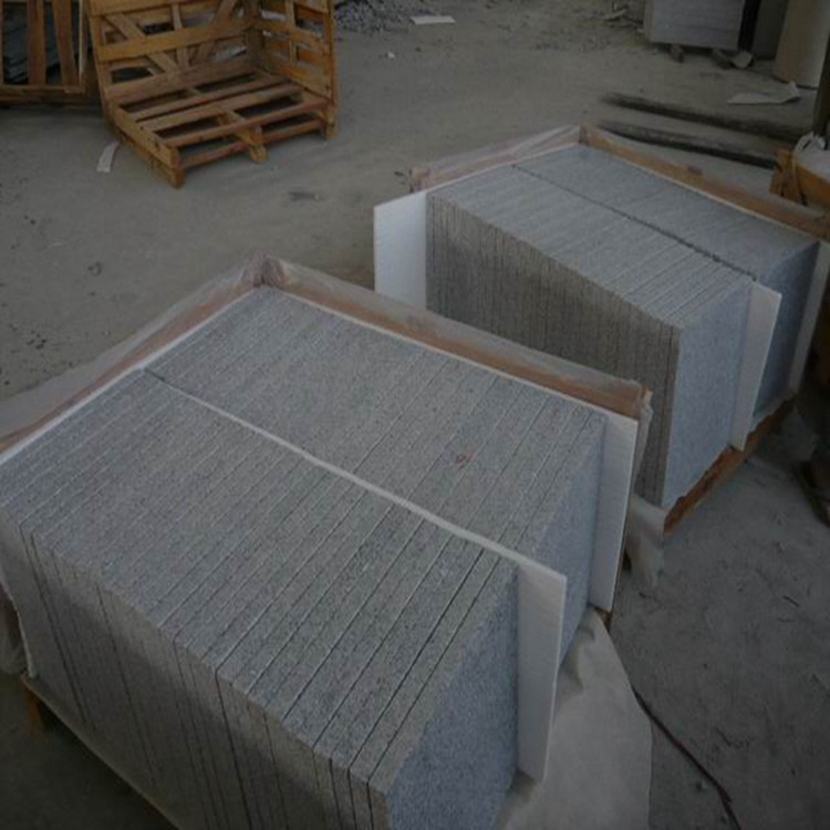 采用芝麻灰地鋪石材，營造極具現(xiàn)代感的空間氛圍(圖2)