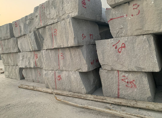 采用芝麻灰地鋪石材，營造極具現(xiàn)代感的空間氛圍(圖1)