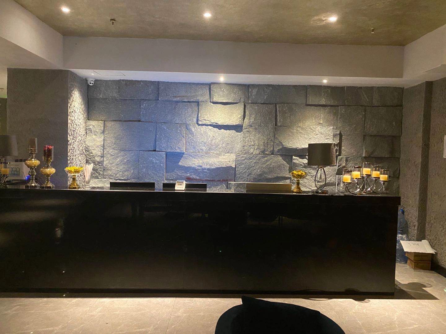 芝麻黑自然面花崗巖石皮板底市場(chǎng)常見規(guī)格與價(jià)格