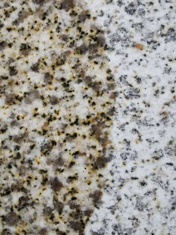 揭秘外墻干掛熱門材料：拉絲面與火燒板芝麻白的獨特魅力(圖1)