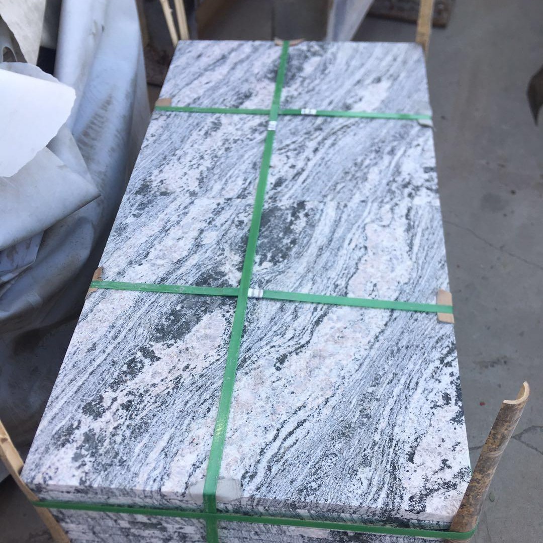夜里雪花崗巖火燒板與光面成品在工程現(xiàn)場(chǎng)的應(yīng)用實(shí)況