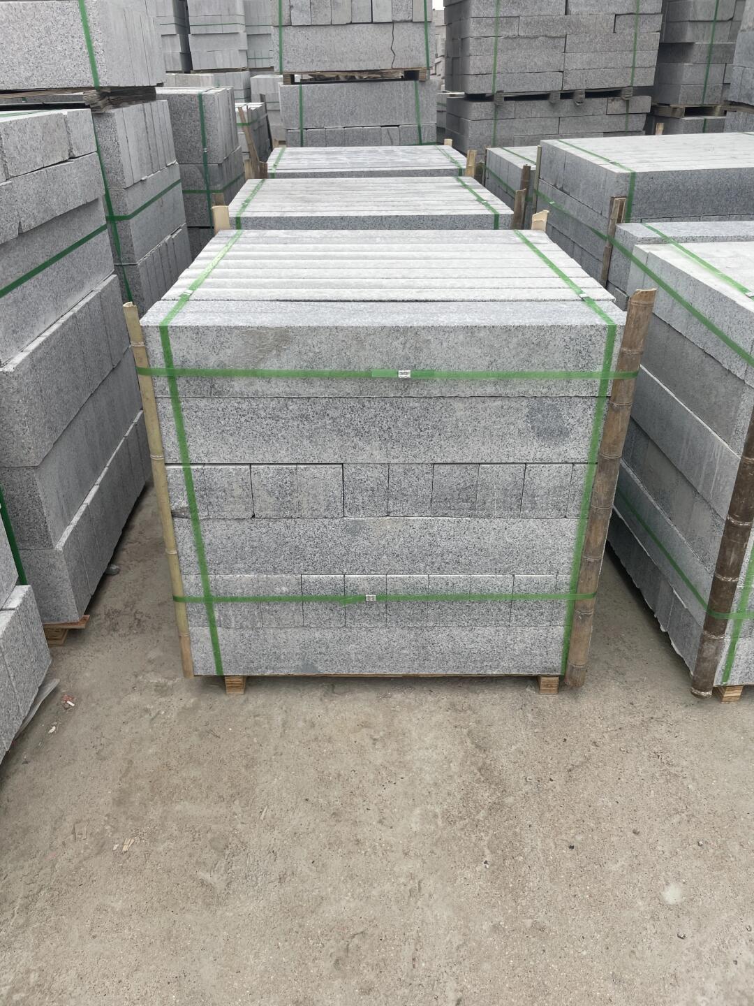 芝麻黑路沿石廠家按米計價標準含機切面與火燒面不同處理方式