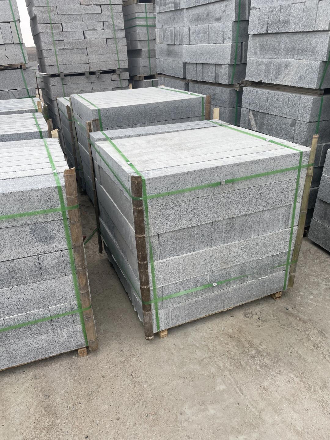 鋪設(shè)路沿石多少錢一米