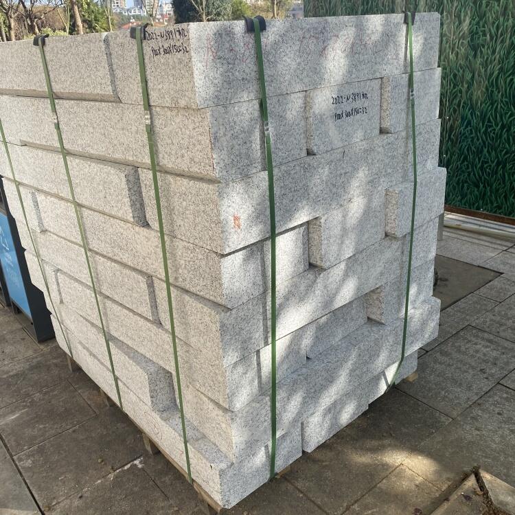 當前工地常用芝麻黑路沿石每米報價含機切面火燒面選項