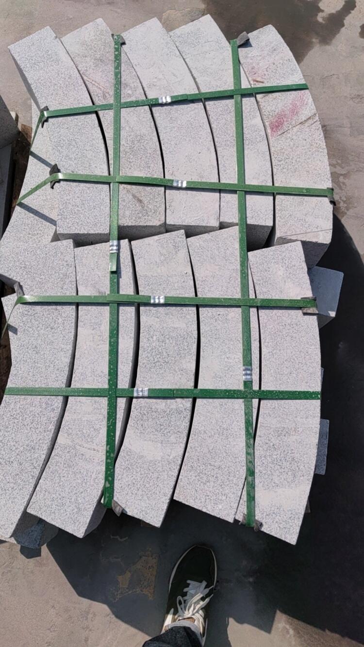 路沿石廠家生產(chǎn)芝麻黑芝麻灰芝麻白石材規(guī)格與報(bào)價(jià)(圖2) 路沿石廠家生產(chǎn)芝麻黑芝麻灰芝麻白石材規(guī)格與報(bào)價(jià)(圖2)