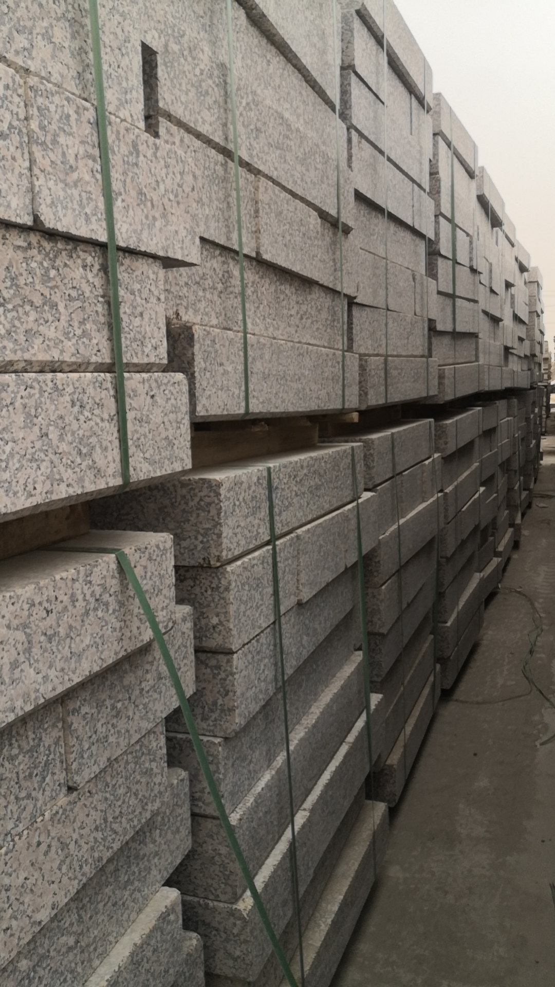 壘墻用的塊石護(hù)坡石價(jià)格參考