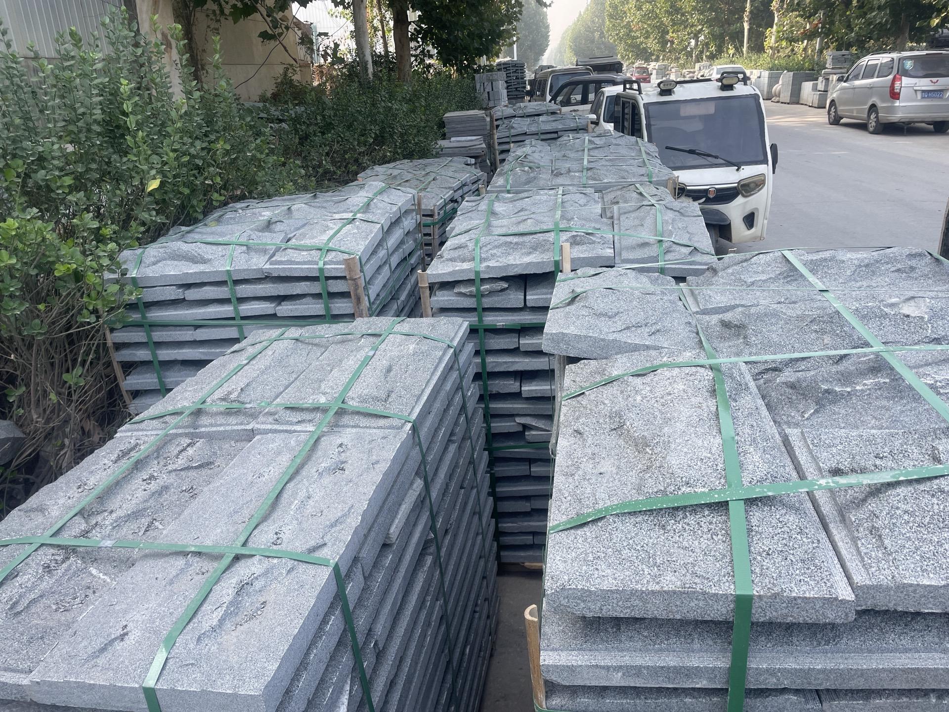 專業(yè)火燒板石材批發(fā)廠家芝麻白板材也生產(chǎn)