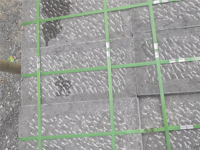 雕刻路沿石選用荔枝面斜紋面青石板時(shí)的常見(jiàn)表面粗糙度與防滑表現(xiàn)