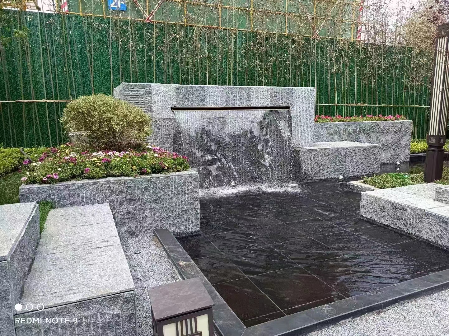 源頭青石廠家生產(chǎn)的雕刻路沿石配荔枝面斜紋面青石板材(圖4)