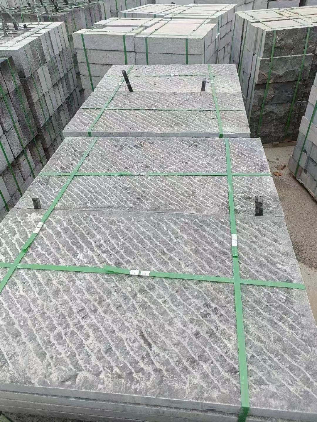 青石板廠家小院地鋪石按30cm×60cm常用規(guī)格實(shí)測報(bào)價(jià)