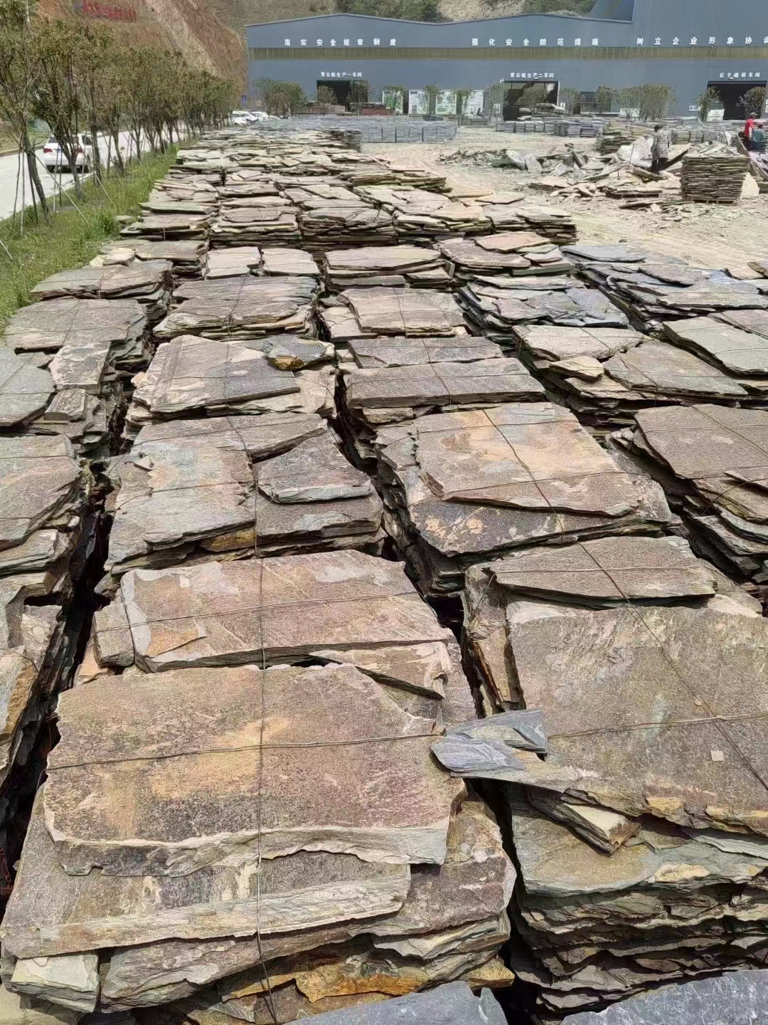 蘑菇石廠家價格依據(jù)石材產(chǎn)地與巖層開采深度差異外墻裙文化石適用基層類型及找平要求(圖3)