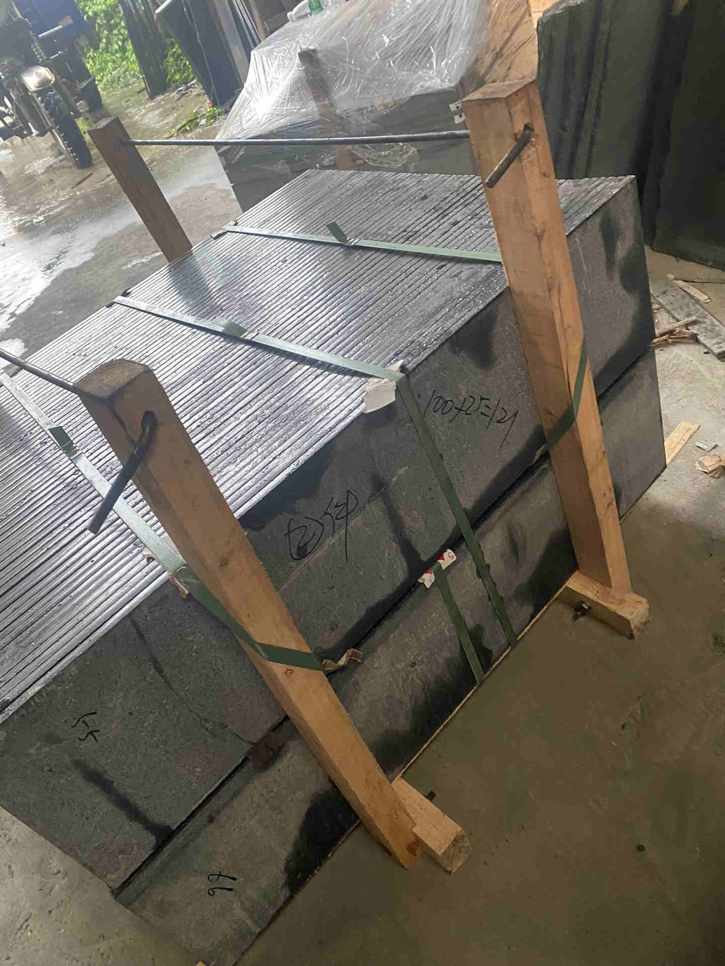 福鼎黑花崗巖臺面與墻體接縫密封(圖3) 福鼎黑花崗巖臺面與墻體接縫密封(圖3)