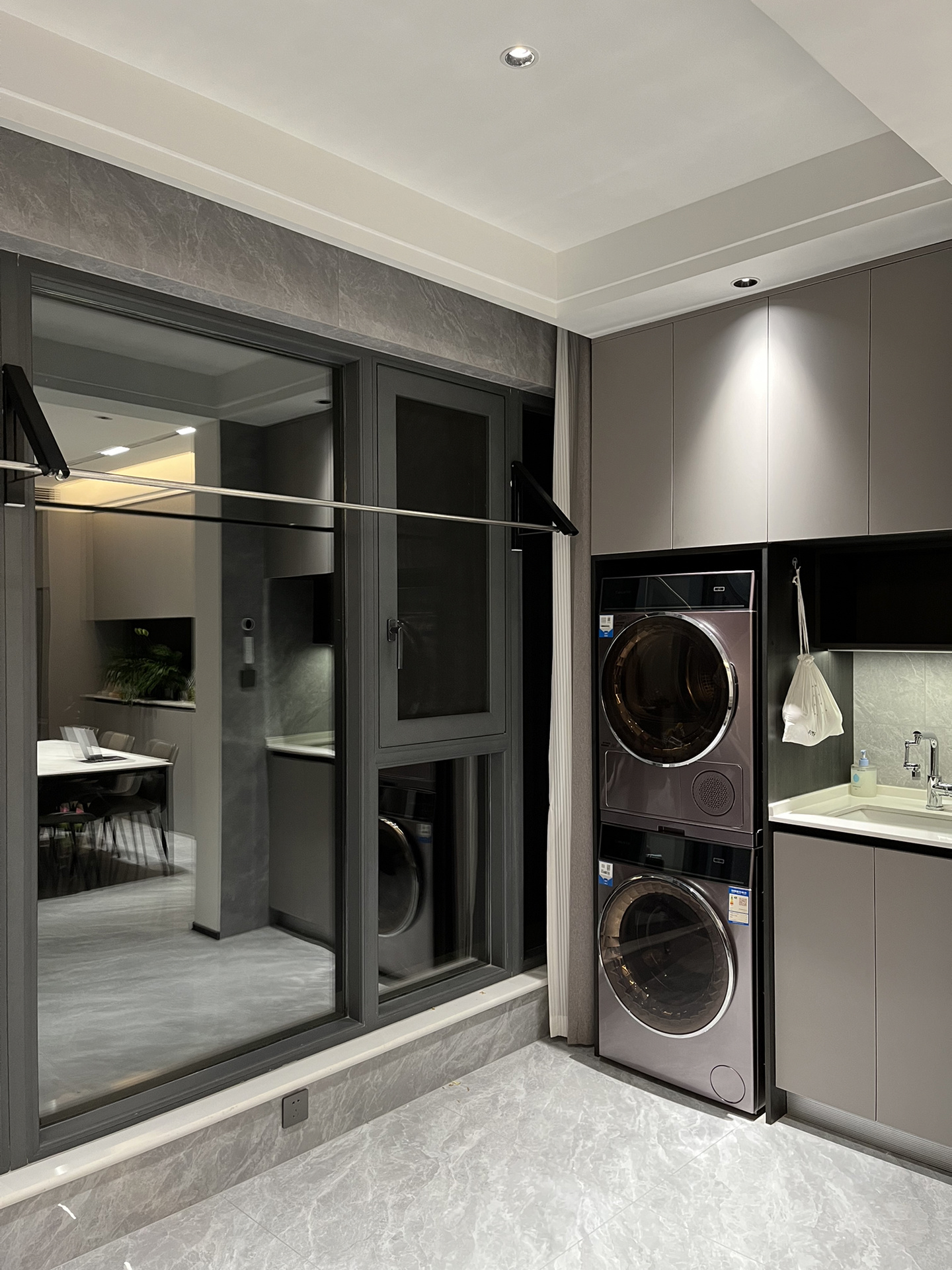 陽(yáng)臺(tái)封裝處理：打造私密空間，享受高品質(zhì)生活！