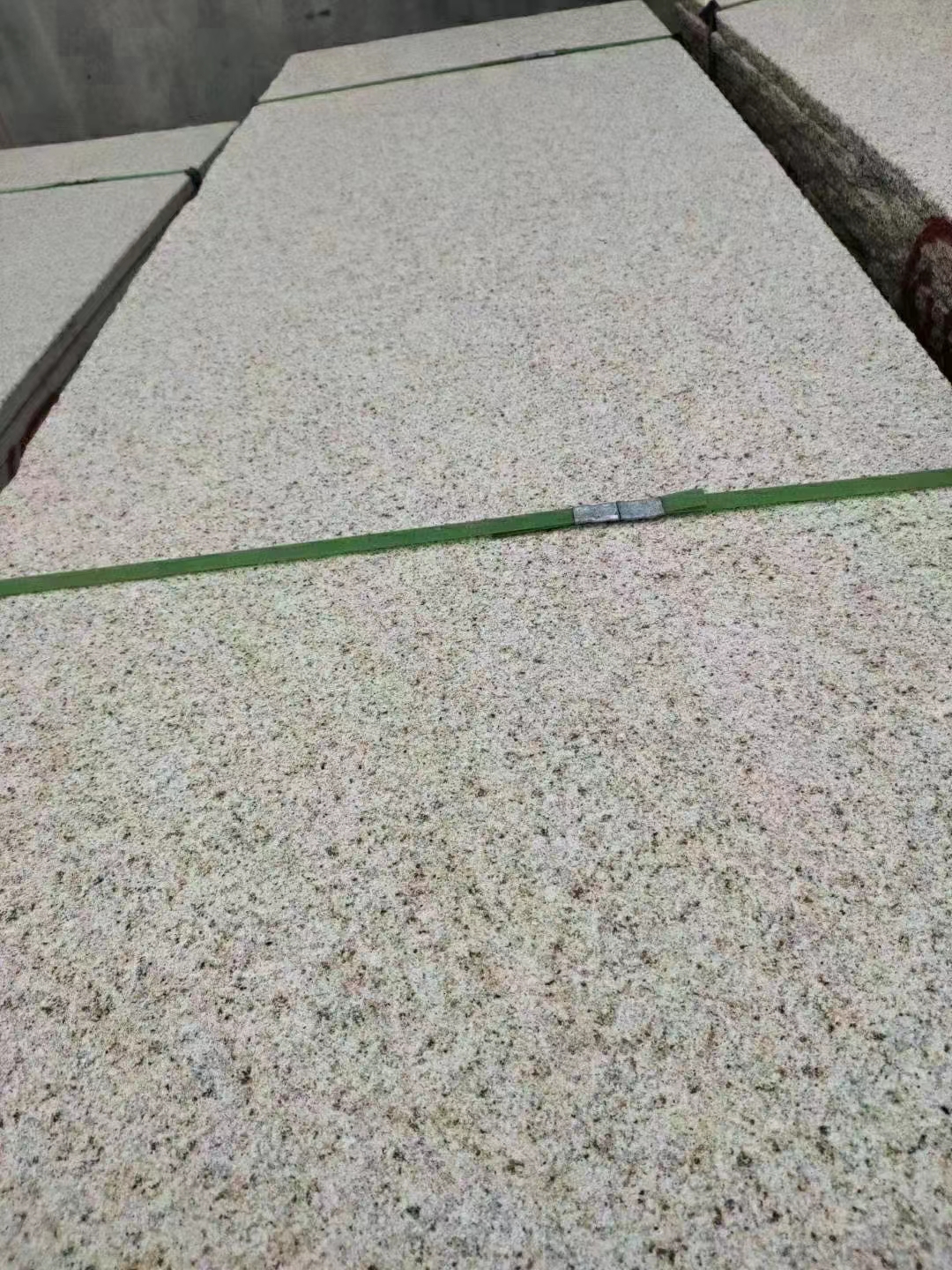 芝麻白火燒板廠家價(jià)格區(qū)間與芝麻白路沿石每米售價(jià)對照參考