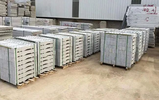 白色大理石外墻貼面材料與芝麻白石材價(jià)格對(duì)比分析