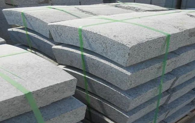 芝麻白火燒板與白色大理石每平方價(jià)格差異受廠家生產(chǎn)工藝影響