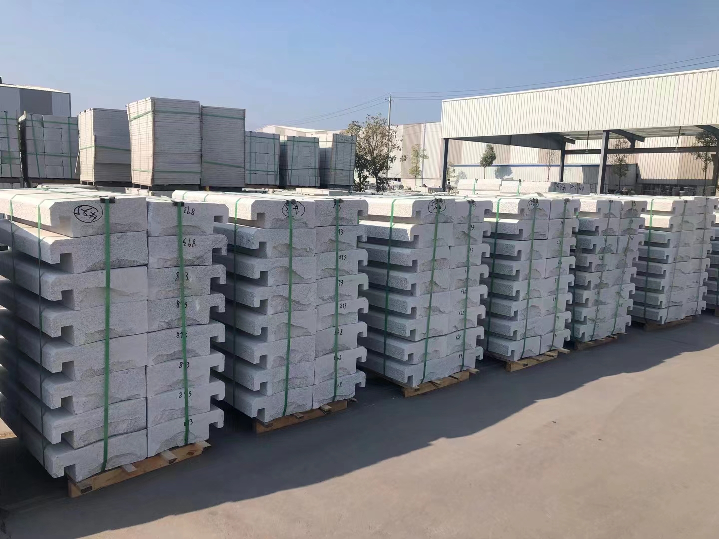 白色大理石貼外墻效果與芝麻白石材價(jià)格對(duì)比