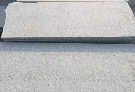 芝麻白花崗巖批發(fā)廠家聯(lián)系方式與電話(圖1)