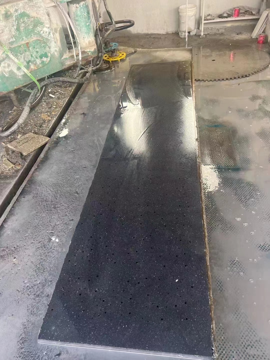 便宜的芝麻黑花崗巖石材一平方賣多少錢