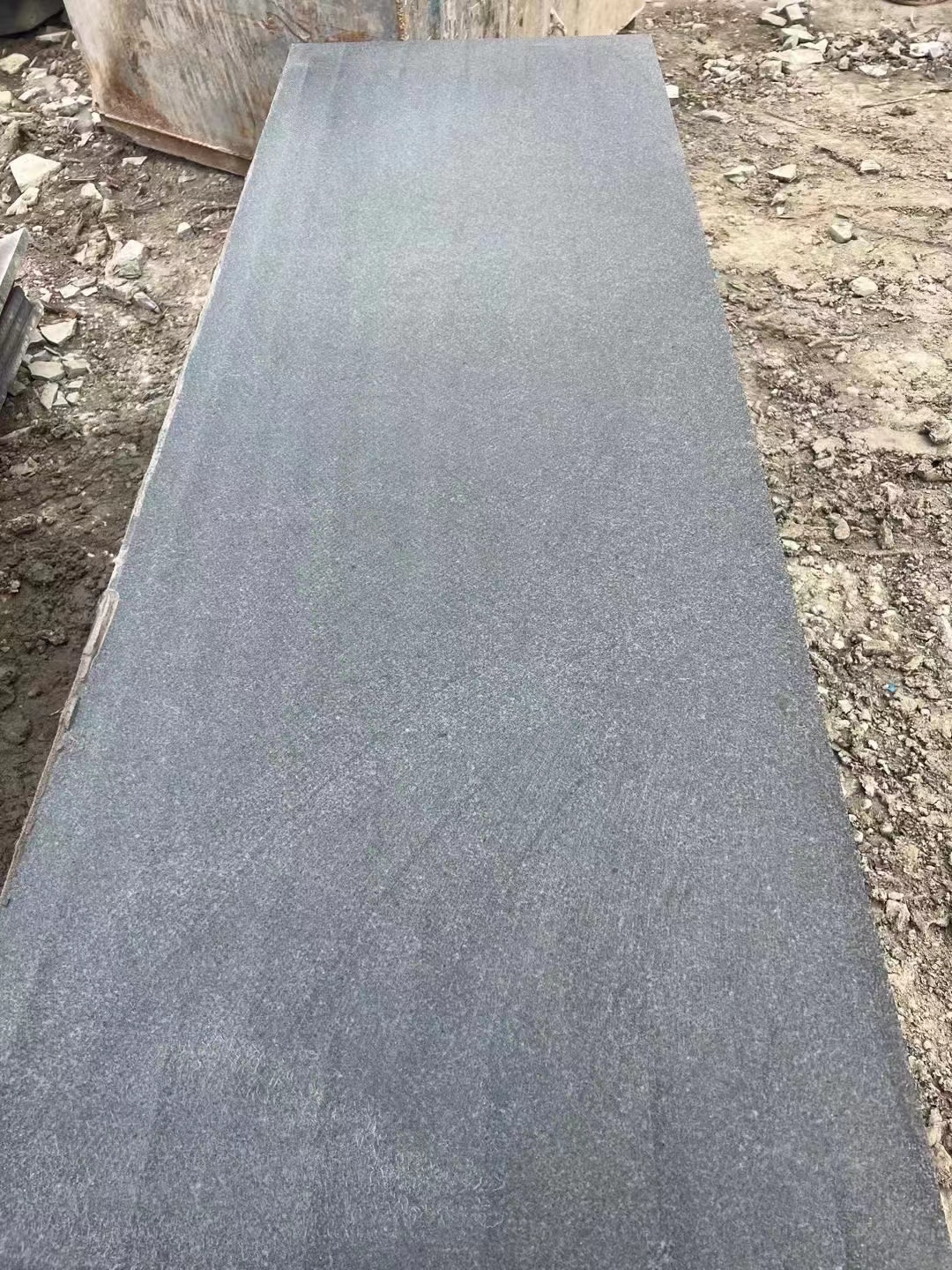 章丘黑火燒板用于城市支路非機(jī)動(dòng)車停放區(qū)地面時(shí)與馬蹄石組合形成的分區(qū)界定結(jié)構(gòu)