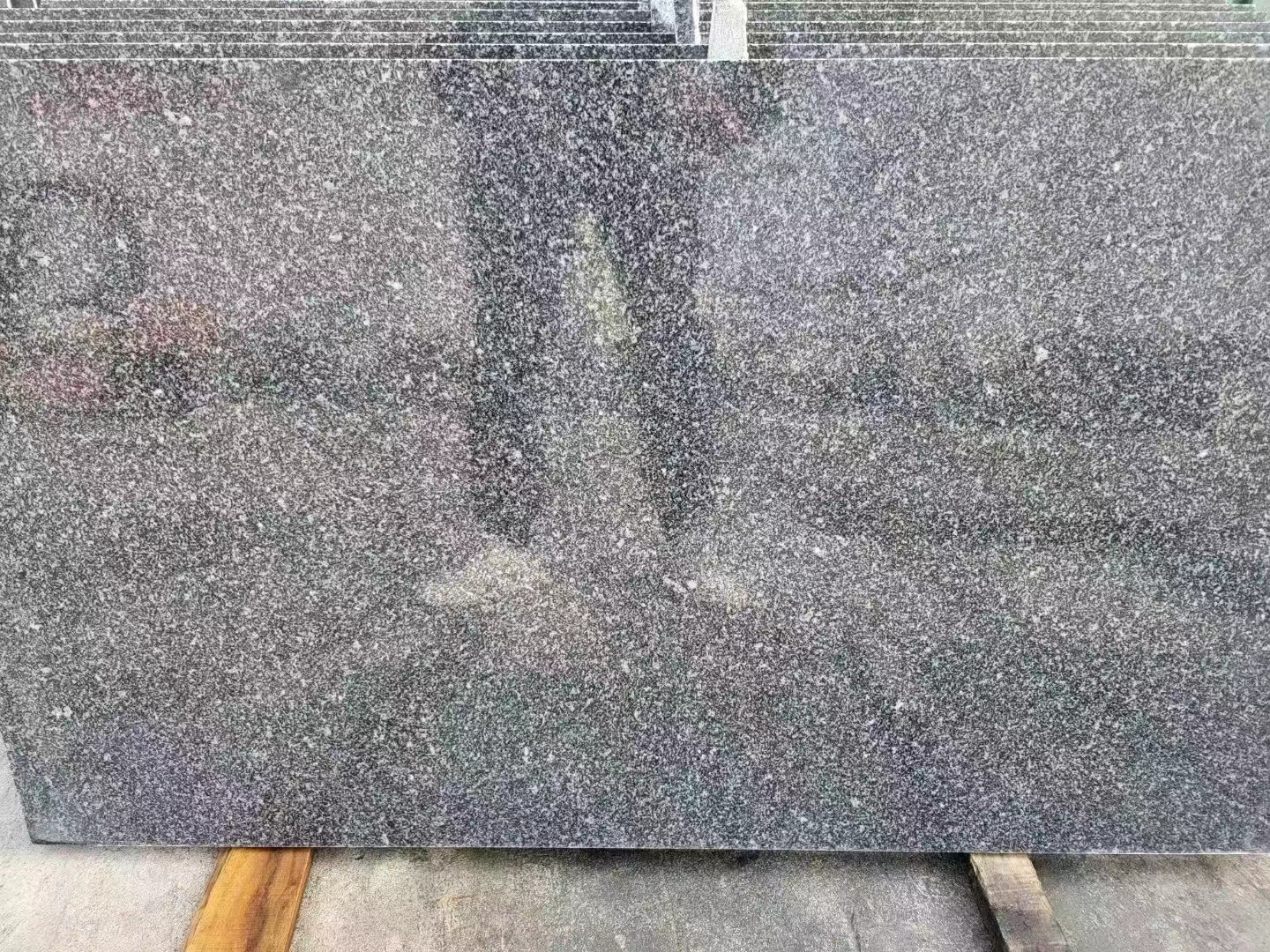 黑色大理石和芝麻黑火燒板花崗巖材質(zhì)差異