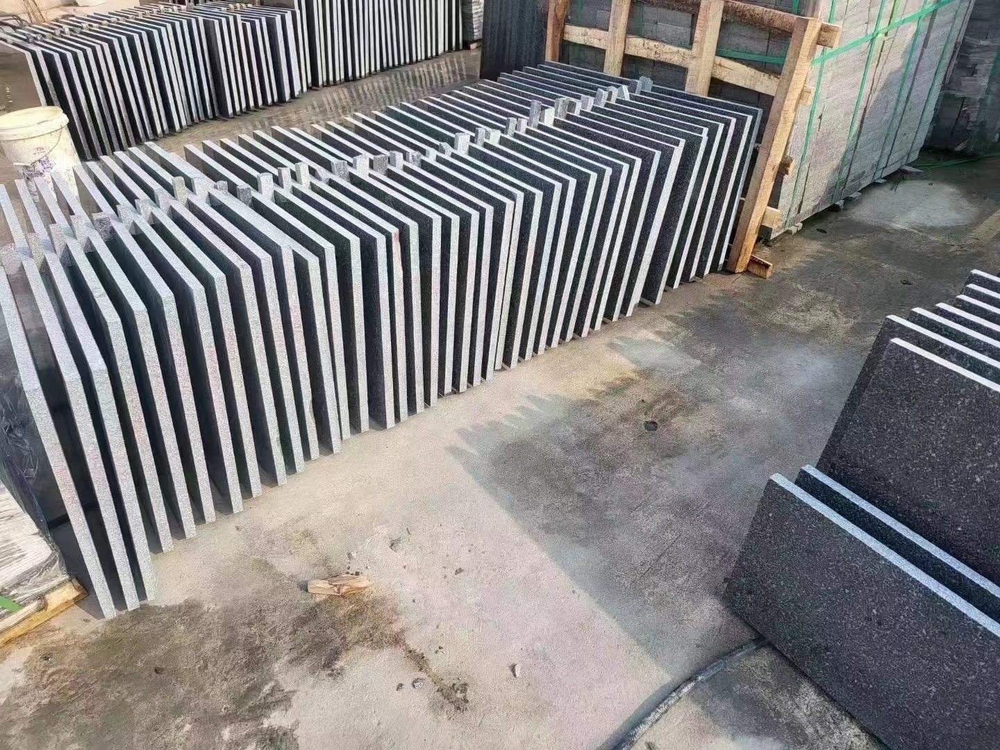 章丘黑地鋪石馬蹄石在別墅區(qū)路面鋪裝中的常見方案