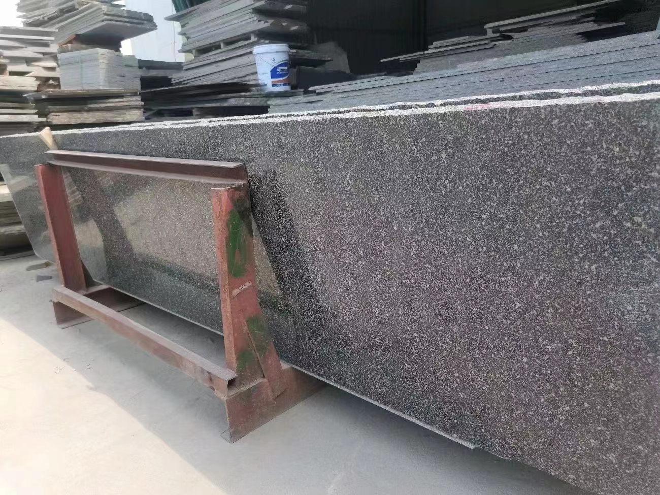 3公分地鋪石防滑面用章丘黑火燒板價(jià)格與本地石材廠家參考(圖1)