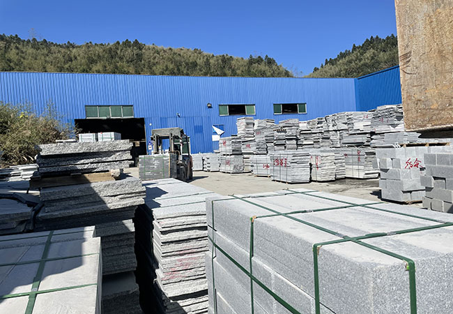 大理石臺面出現(xiàn)裂紋是質(zhì)量問題還是安裝不當？專家解析