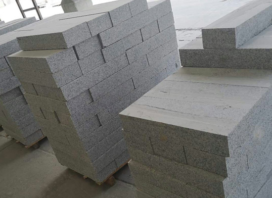 芝麻黑花崗巖做廣場(chǎng)壓邊石時(shí)的倒角形式與轉(zhuǎn)角收口常見(jiàn)做法(圖4)