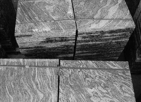 芝麻黑花崗巖做廣場(chǎng)壓邊石時(shí)的倒角形式與轉(zhuǎn)角收口常見(jiàn)做法(圖3)