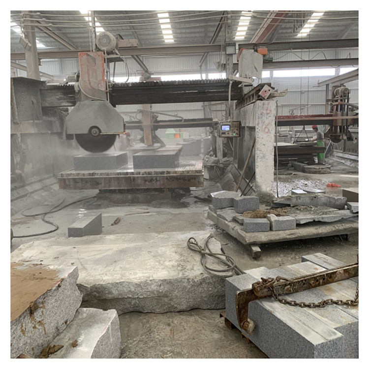 小院石材地面施工中墊層分層壓實(shí)工藝與地鋪石厚度匹配原則