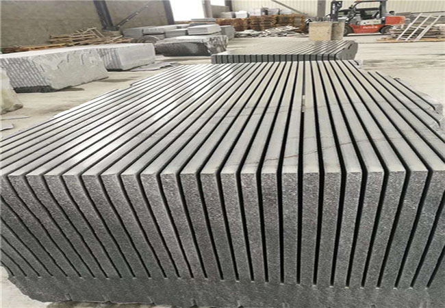 芝麻黑花崗巖做廣場(chǎng)壓邊石時(shí)的倒角形式與轉(zhuǎn)角收口常見(jiàn)做法(圖1)