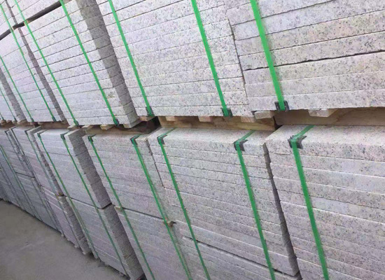 安裝背景墻時，為何要特別關注材料的熱脹冷縮？