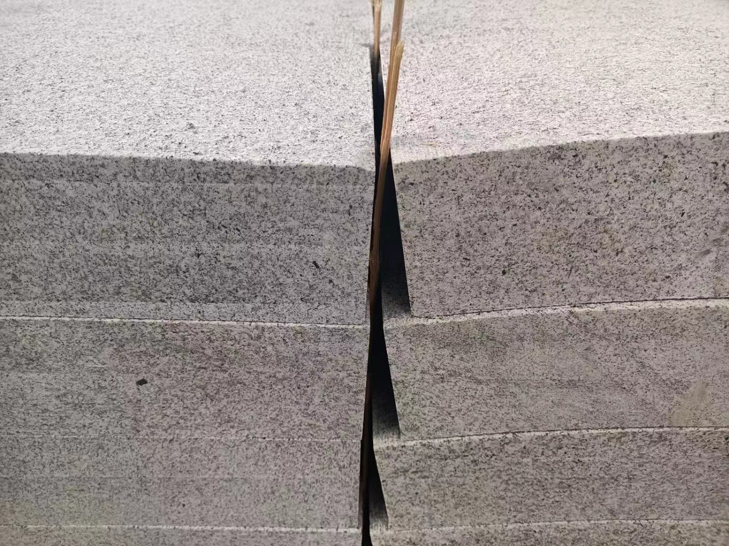 芝麻灰平石(圖1)